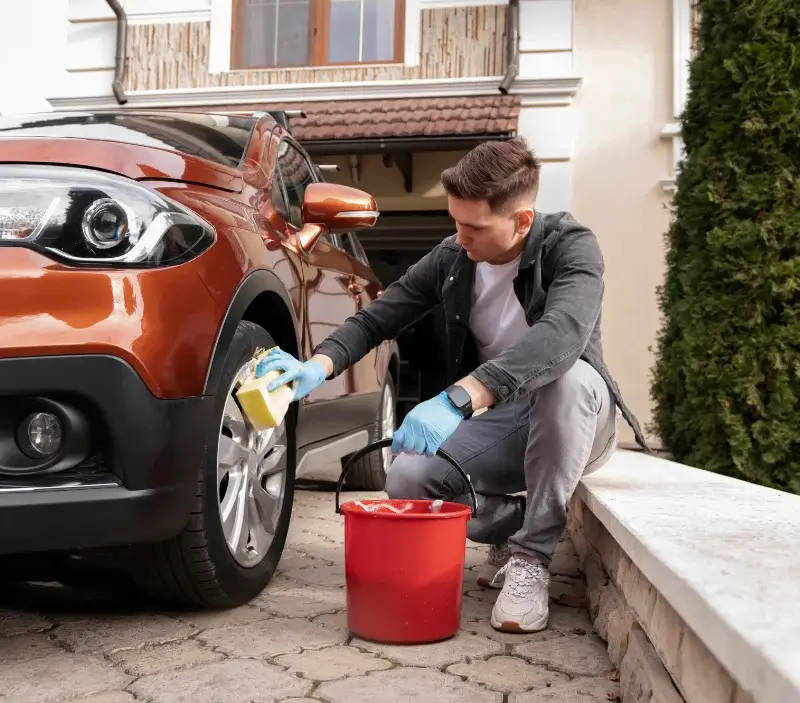 Lavage auto à domicile Saint-Martin-en-Vercors : professionnel intervenant sur un véhicule